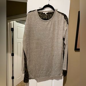 Easel women’s top size Small